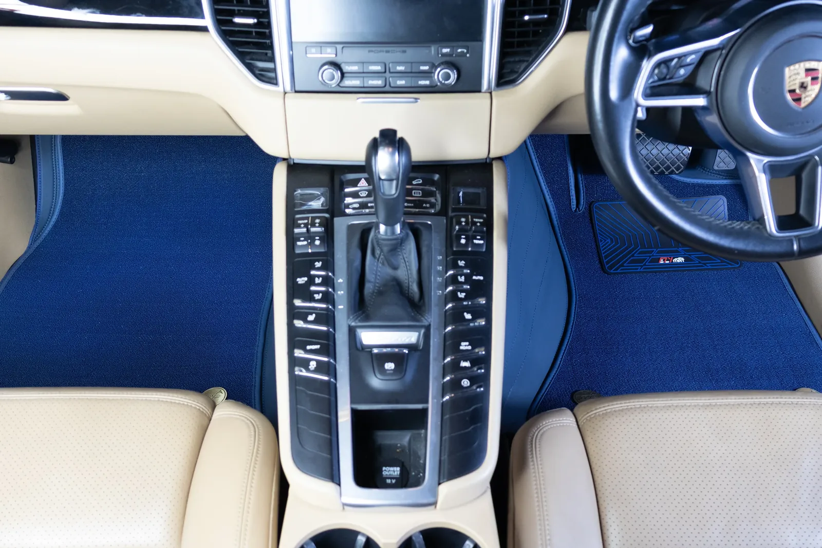 EZYMAT double-layer mat, Blue top layer with a Blue base, in a Porsche Macan