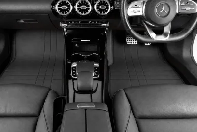 Black car mat in the Minimalist Linear pattern